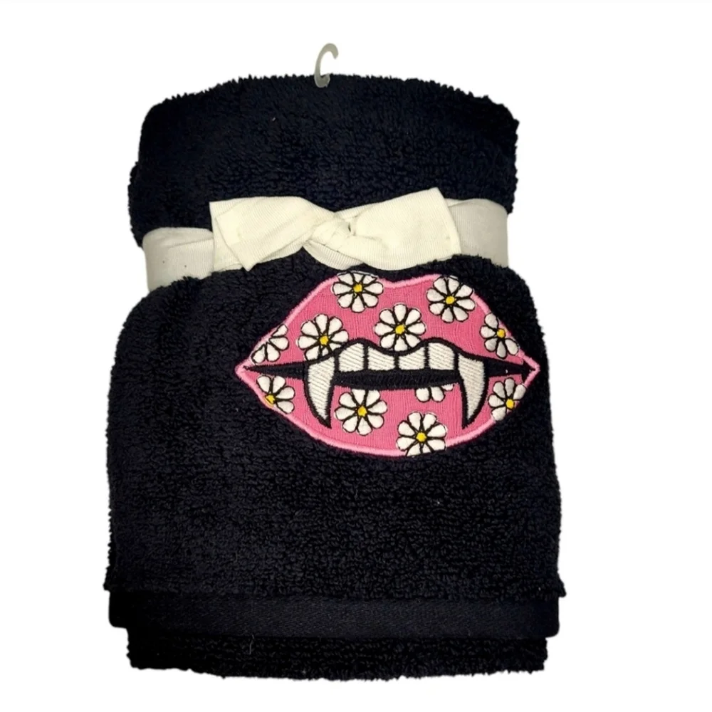 🆑️ CLEARANCE Betsey Johnson Black Towel Set w Pink Floral Vampire Lips Design